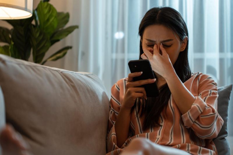 Rối loạn điều tiết mắt thường gặp ở những người thường xuyên sử dụng thiết bị điện tử thời gian dài
