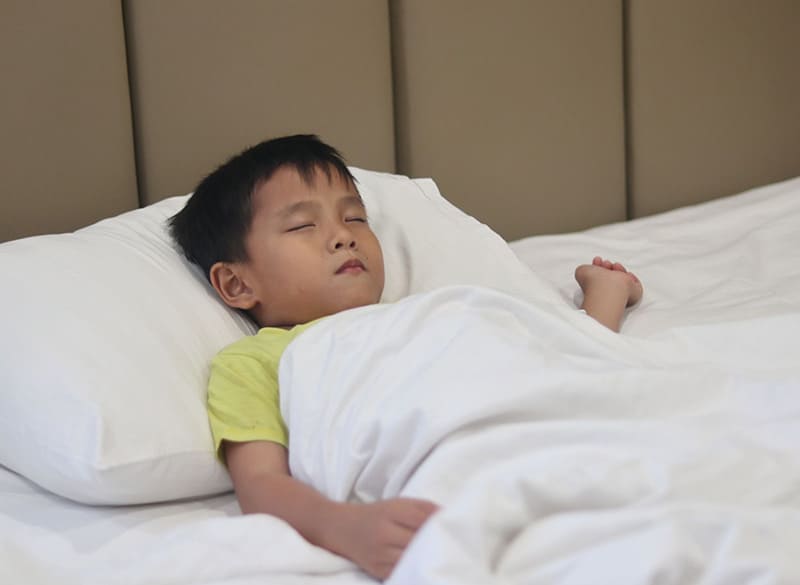 trẻ từ 6 đến 2 tuổi nên ngủ từ 9 đến 12 tiếng mỗi ngày