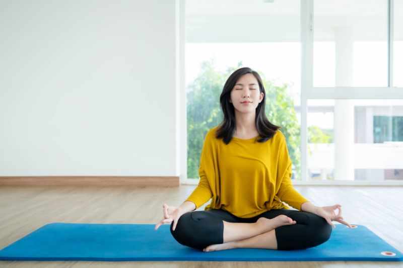 Các bài tập hít thở sâu, thiền định giúp giảm căng thẳng, hỗ trợ ngủ ngon, ổn định huyết áp.