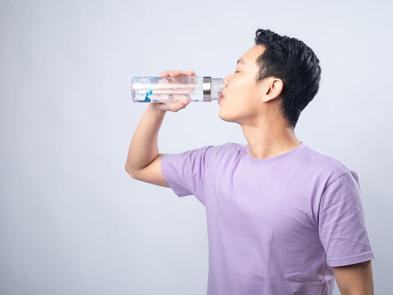 bổ sung đủ nước giúp thận đào thải độc tố