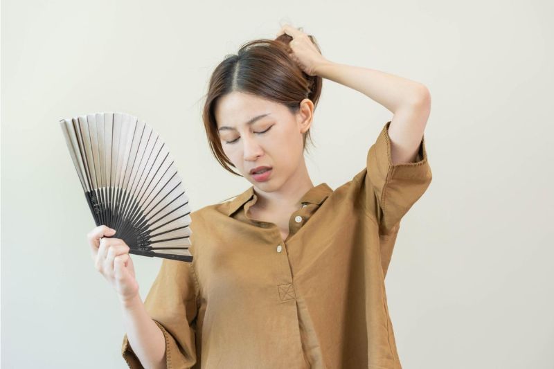 Bốc hỏa là dấu hiệu phổ biến ở người bệnh tiền mãn kinh.