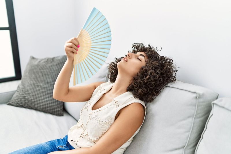 Bốc hỏa và đổ mồ hôi là 2 dấu hiệu tiền mãn kinh rất thường gặp.