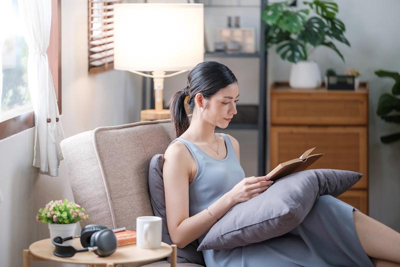 cô gái đọc sách