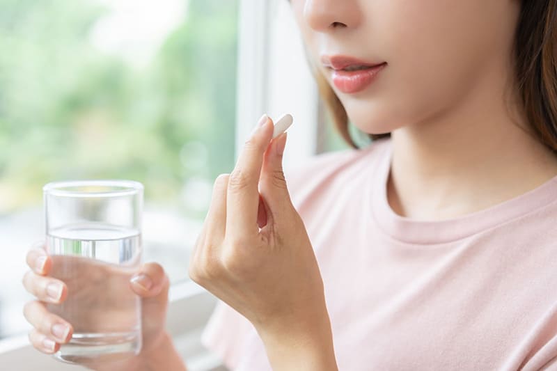 đang sử dụng thuốc tây cần tránh dùng xạ đen