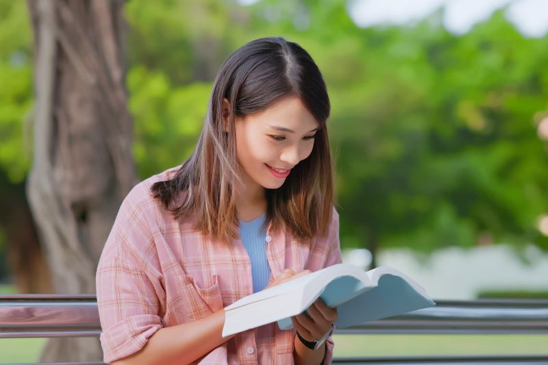 dành thời gian để mắt tiếp xúc với ánh sáng ngoài trời nhiều hơn