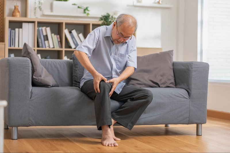Đau nhức xương khớp ở người già lám uy giảm vận động