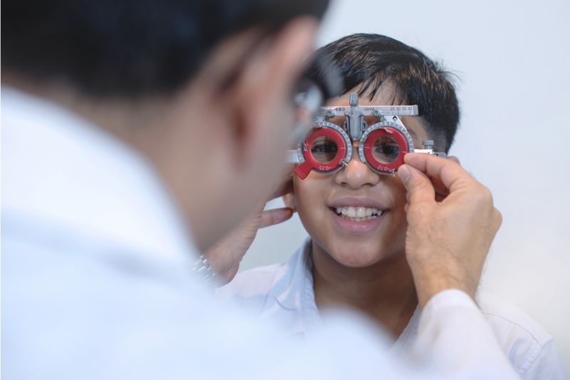 Đeo kính đúng độ cận giúp mắt điều tiết đúng cách, giảm mỏi mắt, giúp phòng ngừa sự tiến triển mức độ cận của mắt.