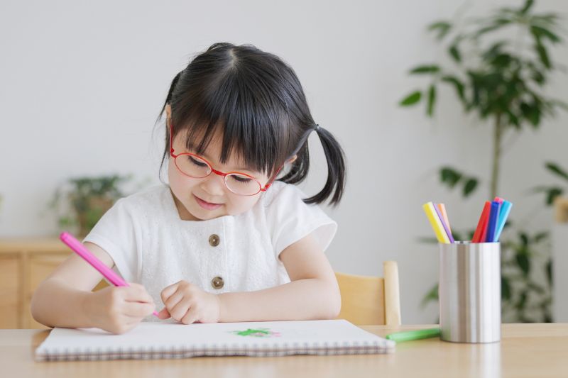 Đeo kính mắt là cách khắc phục loạn thị phổ biến cho trẻ, nhờ giá thành thấp, dễ đeo, không cần vệ sinh phức tạp.