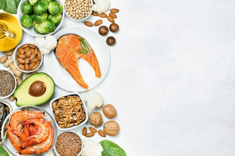 Duy trì chế độ ăn uống cân bằng, giàu chất xơ và ít đường, uống đủ nước cũng hỗ trợ kiểm soát cân nặng, cải thiện năng lượng, góp phần giảm mệt mỏi và thay đổi tâm trạng trong thời kỳ mãn kinh.