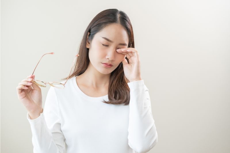 Hạn chế dụi mắt để tránh làm tổn thương mắt.