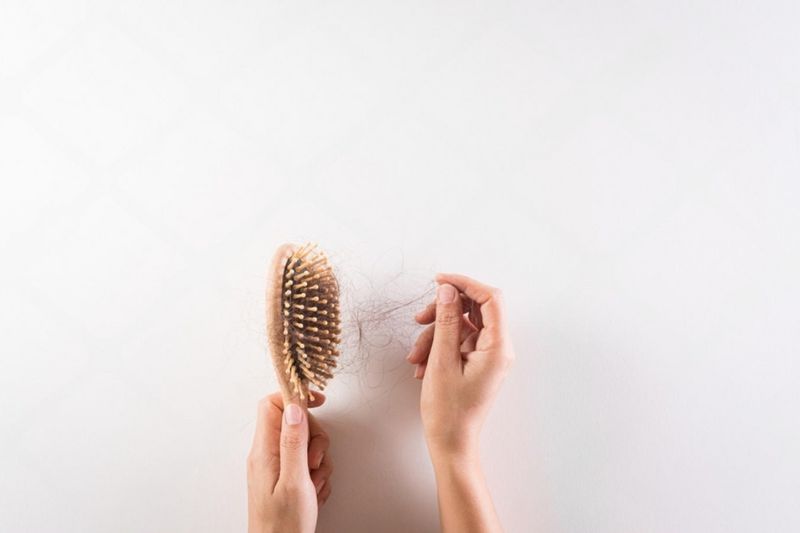 Khô da, tóc mỏng hoặc rụng tóc là dấu hiệu mãn kinh phụ nữ phổ biến nhiều người gặp phải.