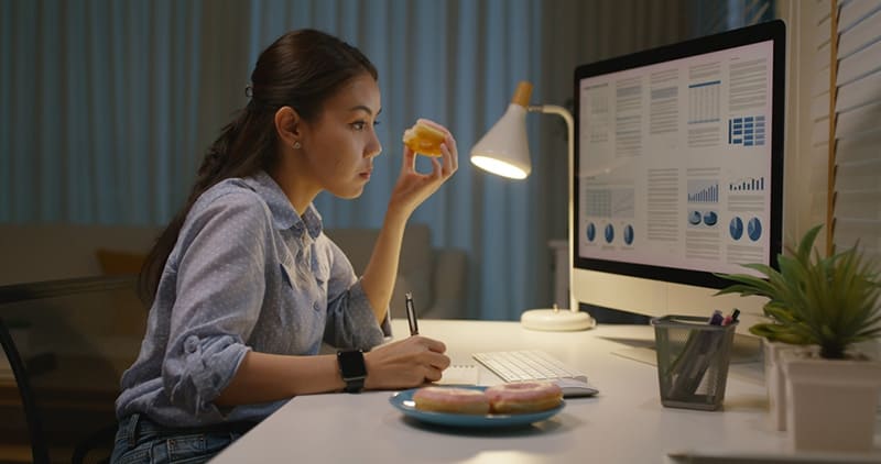 làm việc khuya khiến gián đoạn chu kỳ giấc ngủ