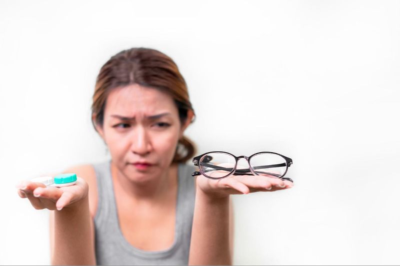 Loạn 1 bên có thể điều chỉnh bằng kính áp tròng hoặc kính gọng.