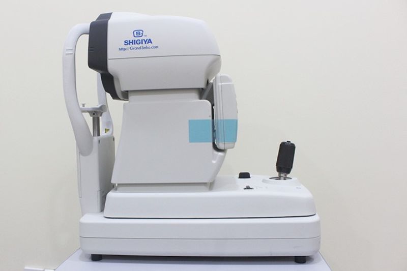 Máy đo khúc xạ tự động hỗ trợ kiểm tra thị lực nhanh chóng, chính xác.