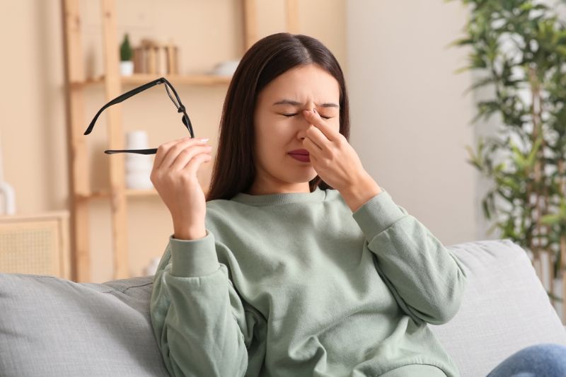 Người bị cận dễ mỏi mắt hơn so với người bình thường.