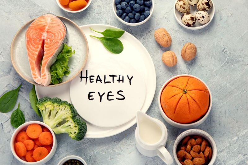 Bên cạnh việc đeo kính, người bị rối loạn điều tiết mắt nên bổ sung thêm nhiều thực phẩm chứa nhiều vitamin, khoáng chất cần thiết cho mắt.