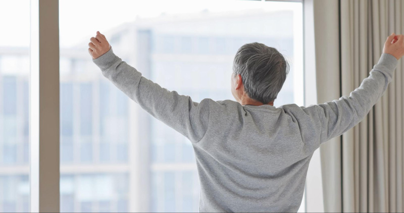 Người già đau nhức xương khớp nên đi lại thường xuyên