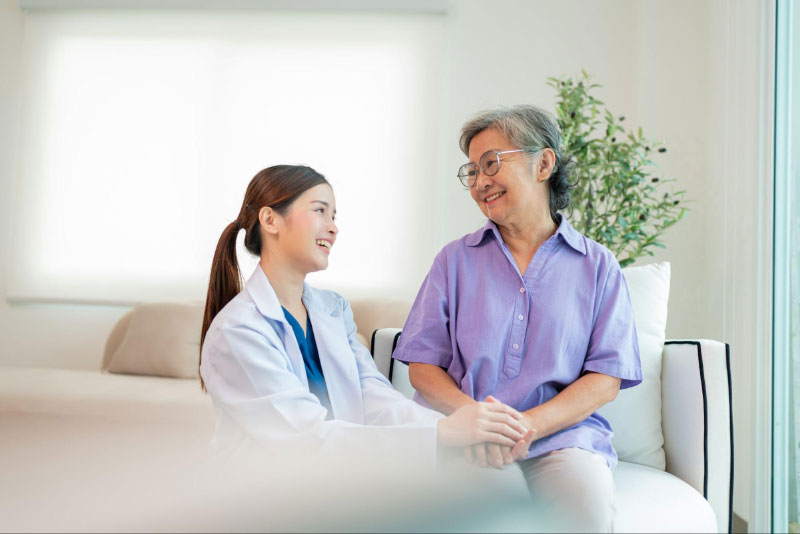 Người viêm khớp cùng chậy nên thăm khám thường xuyên