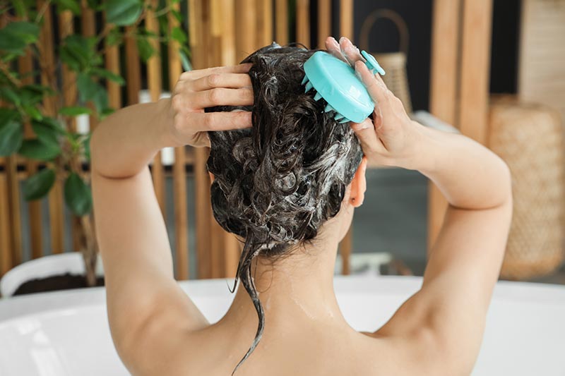 phụ nữ gội đầu đúng cách