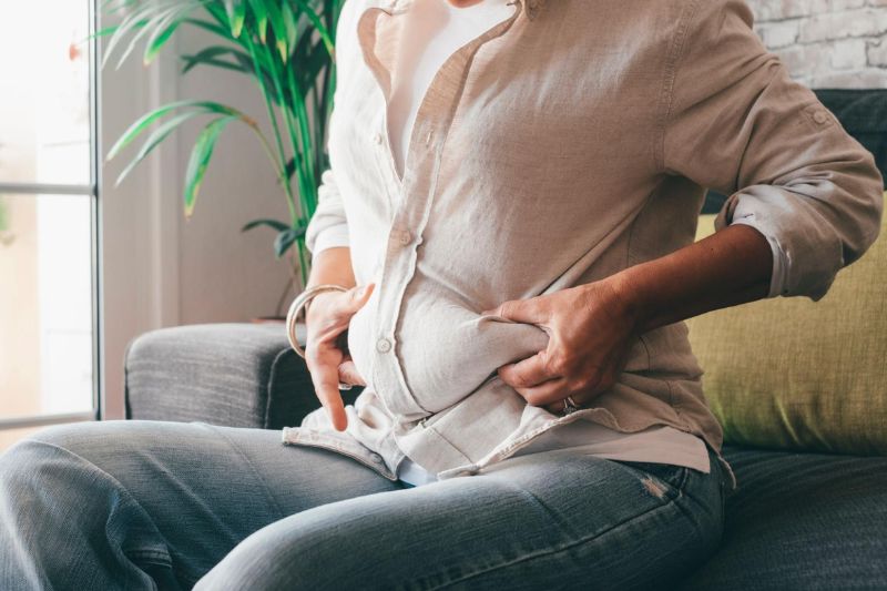 Phụ nữ tiền mãn kinh dễ tăng cân do tích tụ mỡ ở vùng bụng.