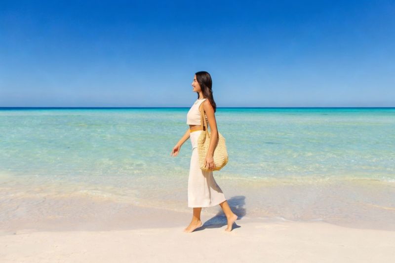 tiếp xúc với ánh nắng mặt trời làm sạm da