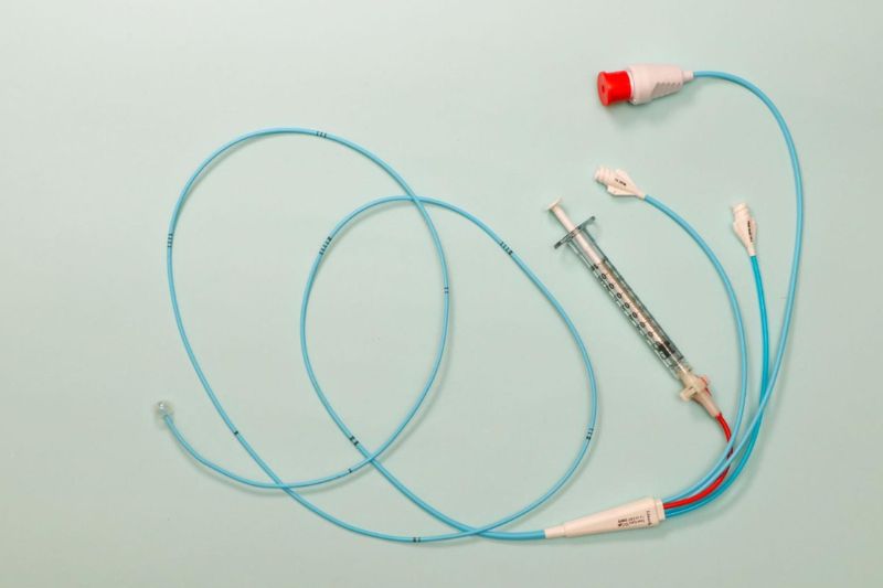 dùng ống thông tim để nong van tim