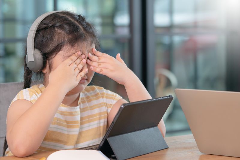 Tầm nhìn mờ, mỏi mắt, nhức đầu là những dấu hiệu cảnh báo trẻ bị loạn thị bẩm sinh.