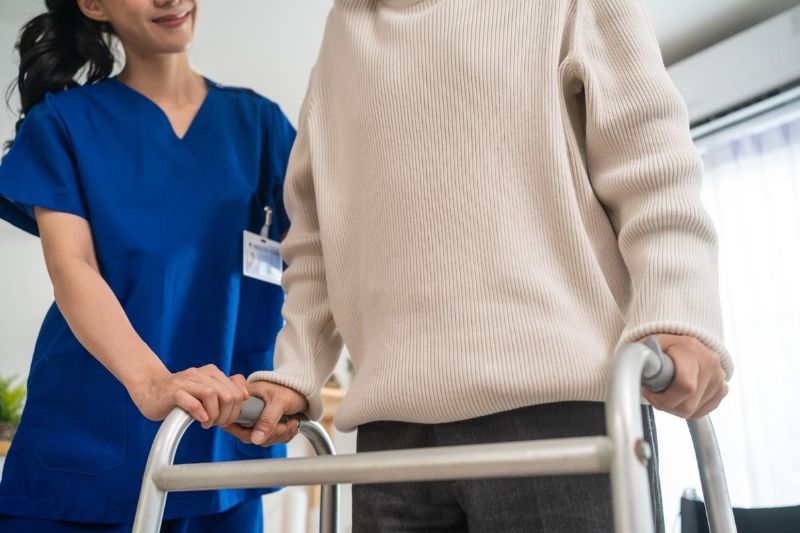 sau phẫu thuật 2 ngày người bệnh đi bộ nhẹ