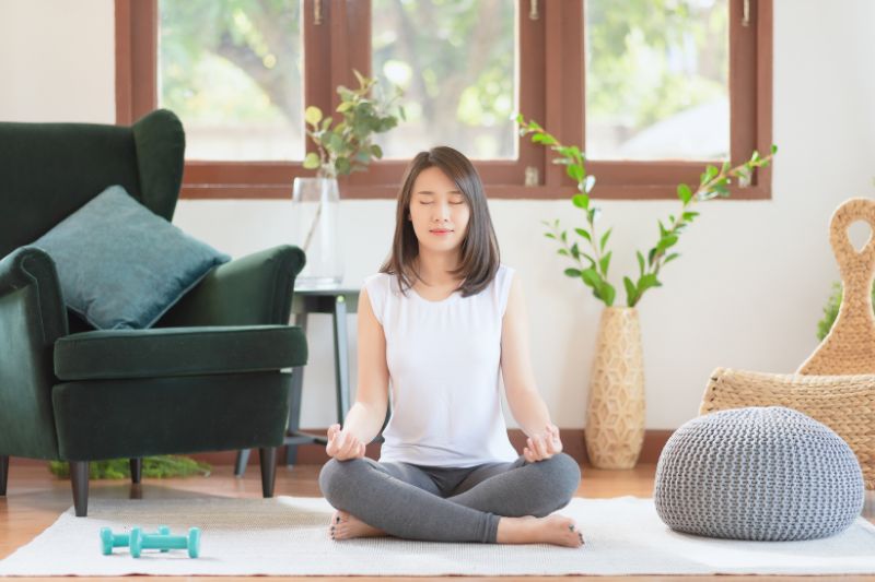 Thiền định và hít thở sâu là cách kiểm soát căng thẳng tốt, ngăn ngừa chóng mặt do lo âu trong giai đoạn tiền mãn kinh.