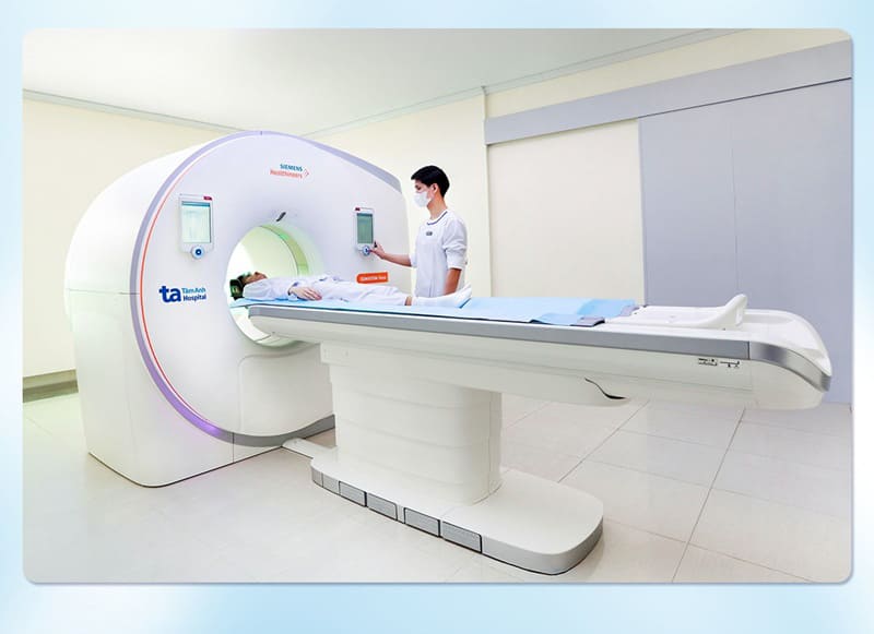 thực hiện chụp ct hoặc mri để đánh giá cấu trúc não bộ