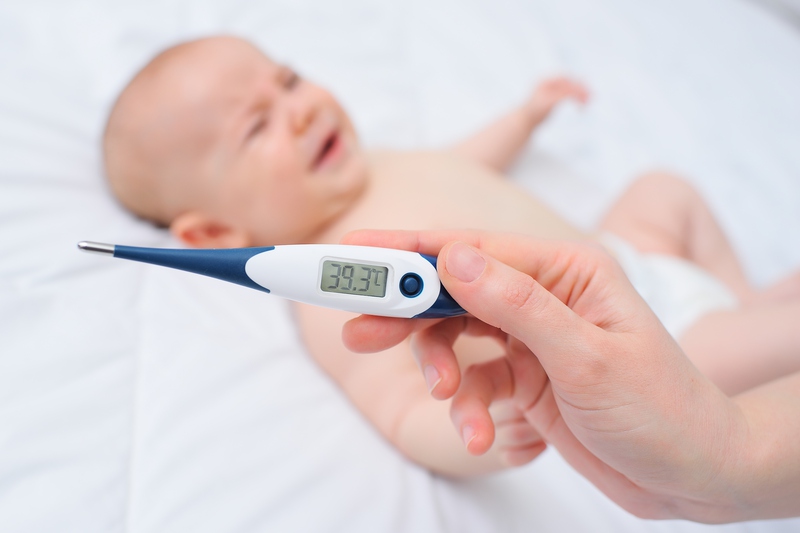 trẻ bị sốt cao