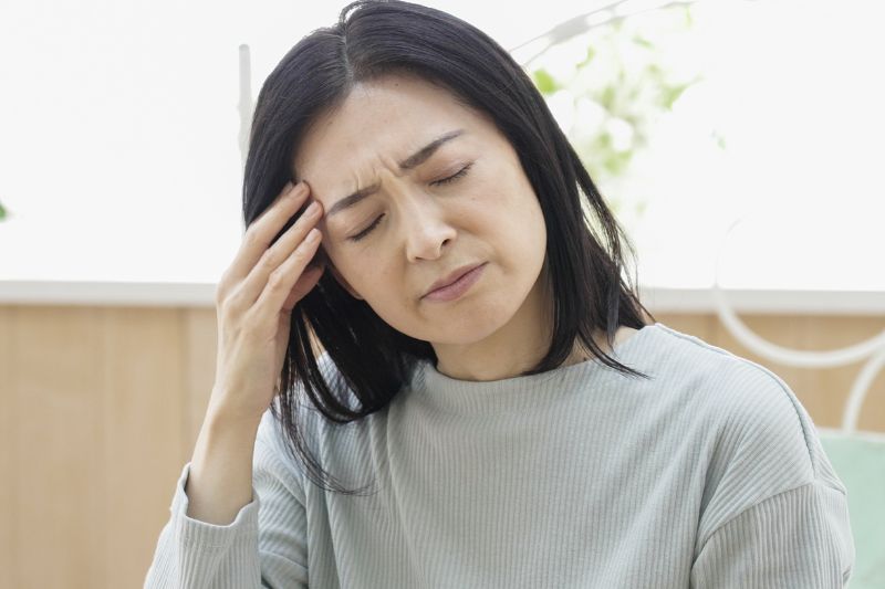 Phụ nữ tiền mãn kinh có thể gặp các triệu chứng tăng huyết áp như đau đầu, hoa mắt, chóng mặt, khó thở.