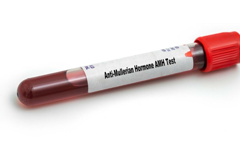 AMH là một xét nghiệm giúp xác định rõ về số lượng trứng còn lại trong buồng trứng, gợi ý về sự suy giảm khả năng sinh sản và thời điểm gần mãn kinh.