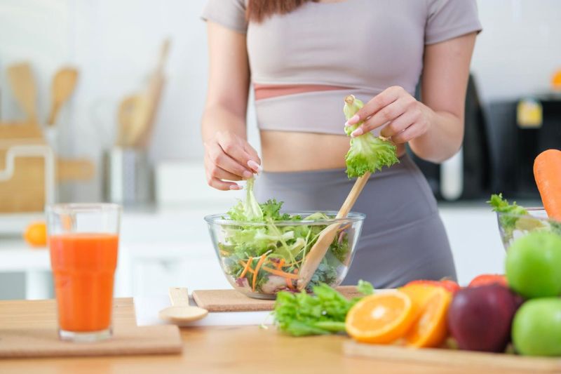 Ăn uống dinh dưỡng giúp nâng cao sức khỏe tổng thể, hạn chế tình trạng tiền mãn kinh đến sớm.