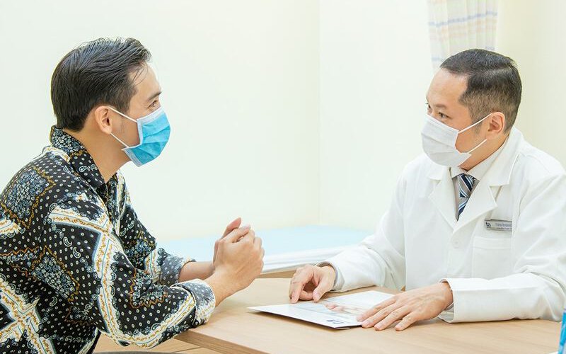 bác sĩ đang tư vấn cho người bệnh