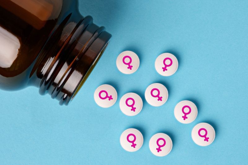 Phụ nữ tiền mãn kinh có thể bổ sung hormone estrogen qua viên uống nhằm cải thiện các vấn đề liên quan đến tiền mãn kinh.