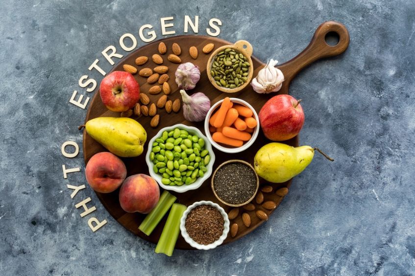 Khi đã biết bao nhiêu tuổi mãn kinh thì phụ nữ cần chủ động bổ sung phytoestrogen từ hạt lanh, đậu nành, tỏi, cần tây, cà rốt, nho, táo, lựu. Đây là một chất hoạt động tương tự như estrogen có tác dụng hỗ trợ cân bằng hormone trong cơ thể.