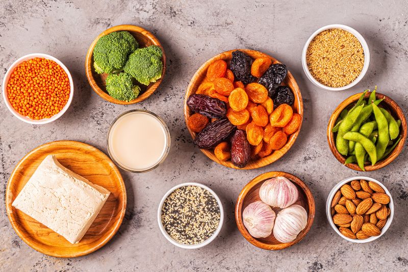 Bổ sung thực phẩm giàu phytoestrogen trong chế độ ăn uống hàng ngày. Đây là biện pháp tốt trong cách chăm sóc sức khỏe phụ nữ ở tiền mãn kinh.