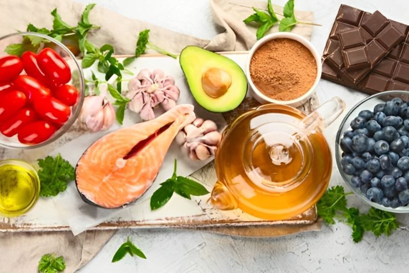 Làm gì để giảm triệu chứng tiền mãn kinh? Phụ nữ tiền mãn kinh nên bổ sung thực phẩm giàu phytoestrogen, axit béo omega-3, vitamin và khoáng chất.