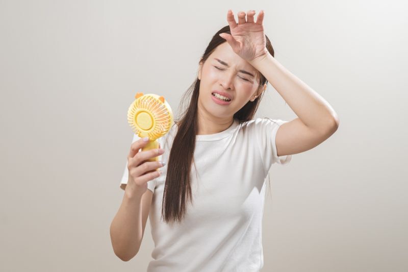 Phụ nữ bước vào giai đoạn tiền mãn kinh sẽ xuất hiện các triệu chứng như rối loạn chu kỳ kinh nguyệt, bốc hỏa, rối loạn giấc ngủ, mất xương, thay đổi tâm trạng.