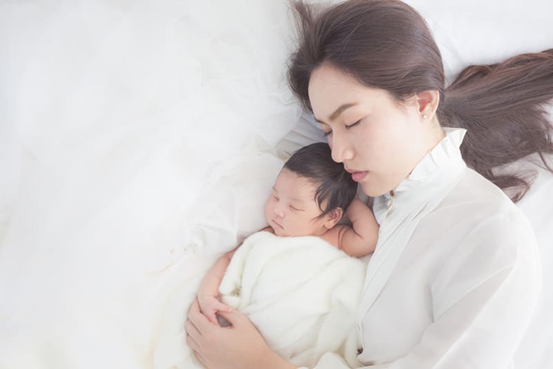 các mẹ nên tranh thủ ngủ khi em bé ngủ