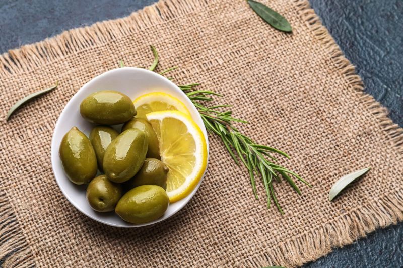 oliu và chanh đều là nguyên liệu trị nám