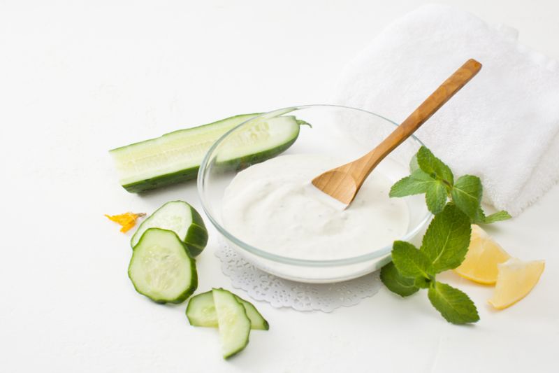 dùng sữa chua thao lên vùng da bị cháy nắng