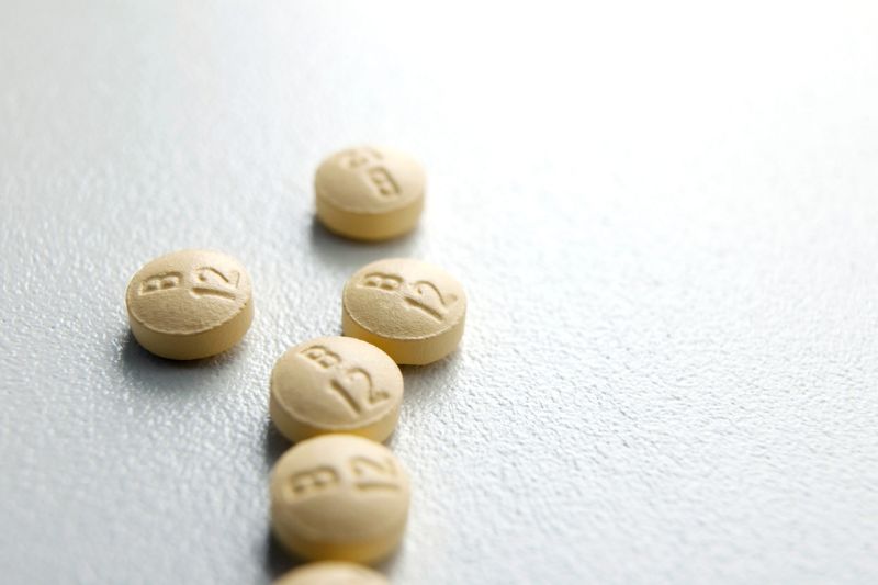 nám da nên uống vitamin B12