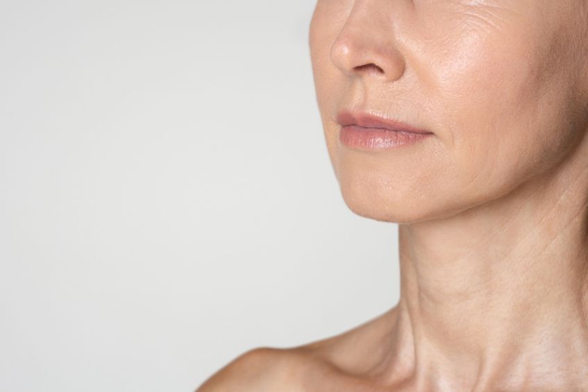 Theo Học viện Da liễu Mỹ quá trình sản xuất collagen giảm tới 30% chỉ trong 5 năm đầu tiên của mãn kinh làm cho da giảm khả năng đàn hồi và gặp các vấn đề về nếp nhăn nhiều hơn.