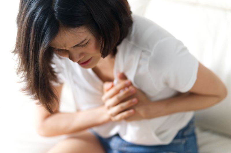 đau tức ngực là dấu hiệu suy tim sớm