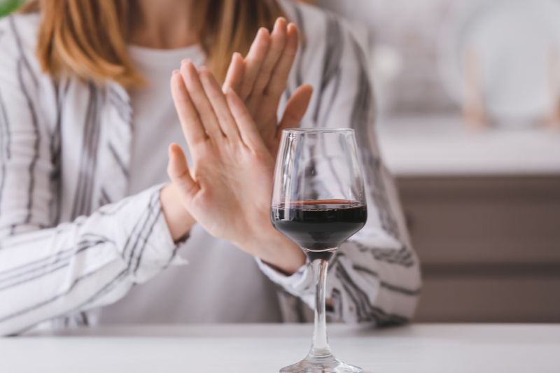 Để chăm sóc sức khỏe phụ nữ thời kỳ tiền mãn kinh, kiêng rượu bia là điều cần thiết.