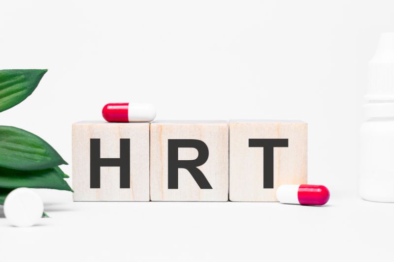 Liệu pháp thay thế hormone HRT thay thế lượng hormone đang suy giảm của phụ nữ giúp giảm các triệu chứng khó chịu của thời kỳ tiền mãn kinh.