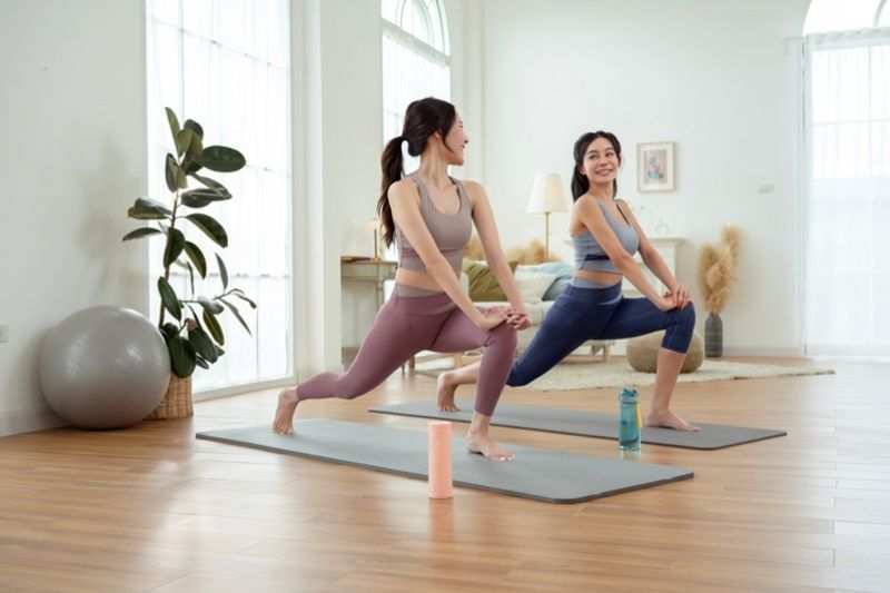 Làm gì để giảm triệu chứng tiền mãn kinh? Luyện tập với cường độ vừa phải ít nhất 30 phút mỗi ngày có thể giúp làm giảm các triệu chứng tiền mãn kinh.