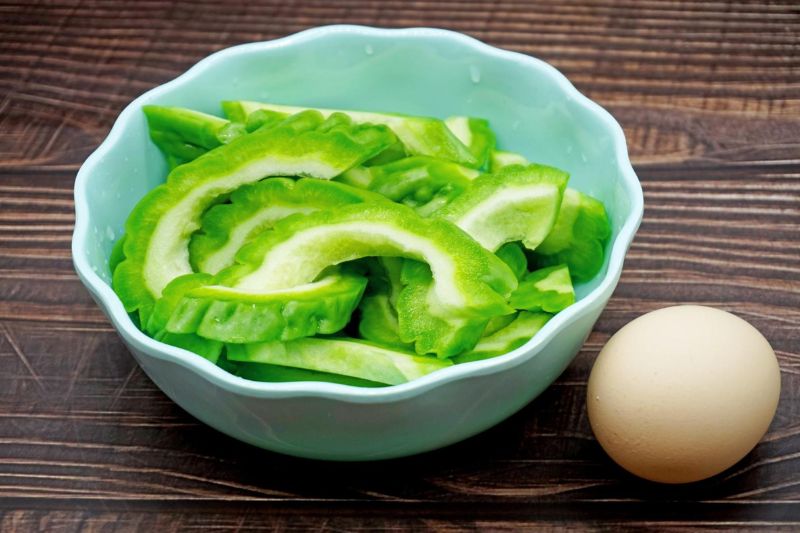 mặt nạ mướp đắng và lòng trắng trứng trị nám